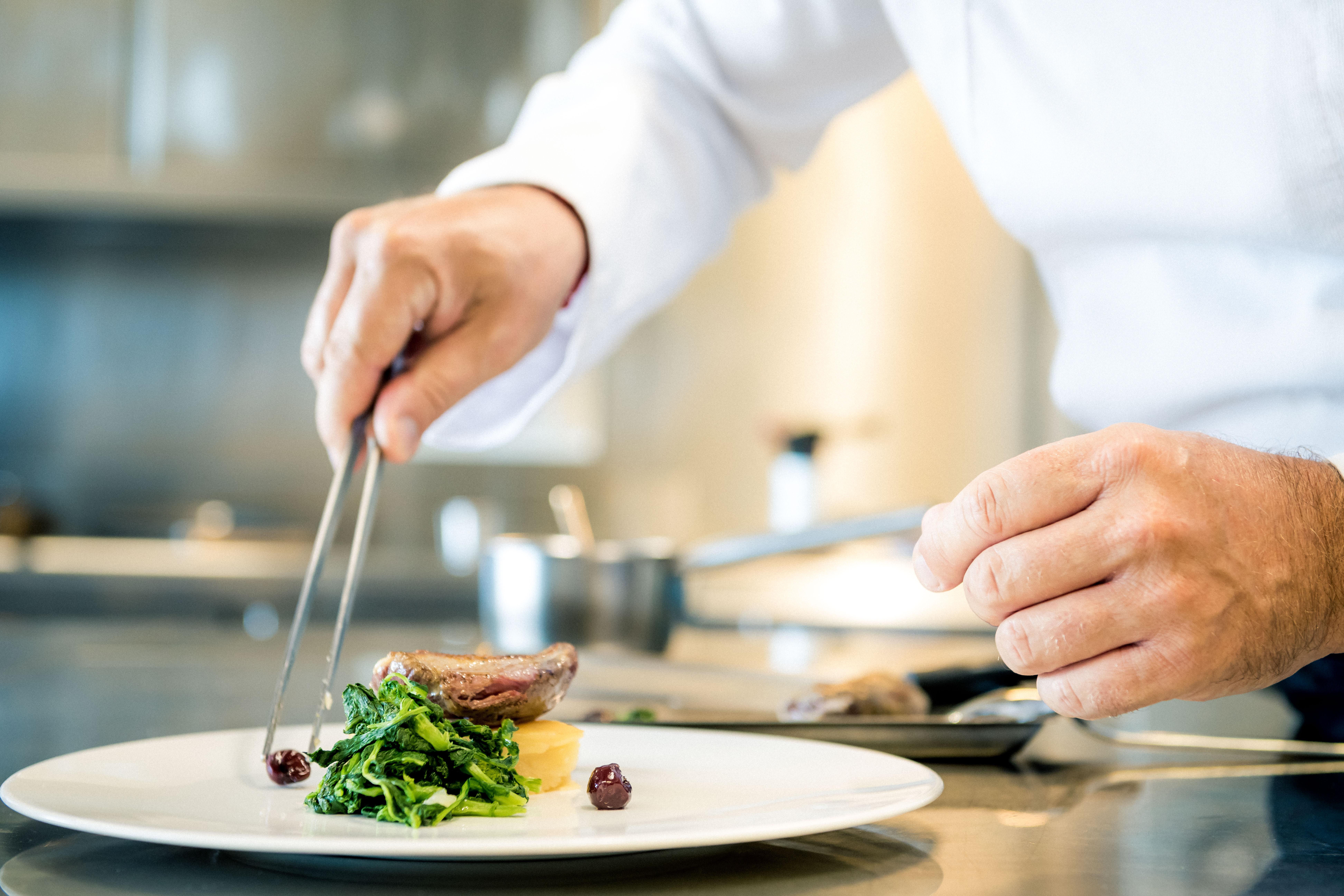 Grand Hotel Bristol Spa Resort, By R Collection Hotels Rapallo Esterno foto A chef plating a dish