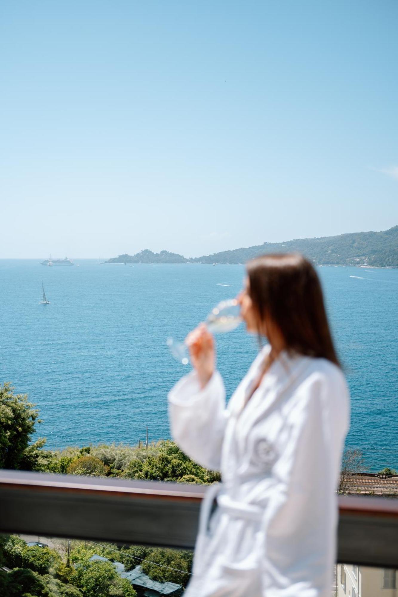Grand Hotel Bristol Spa Resort, By R Collection Hotels Rapallo Esterno foto A woman drinking sparkling wine